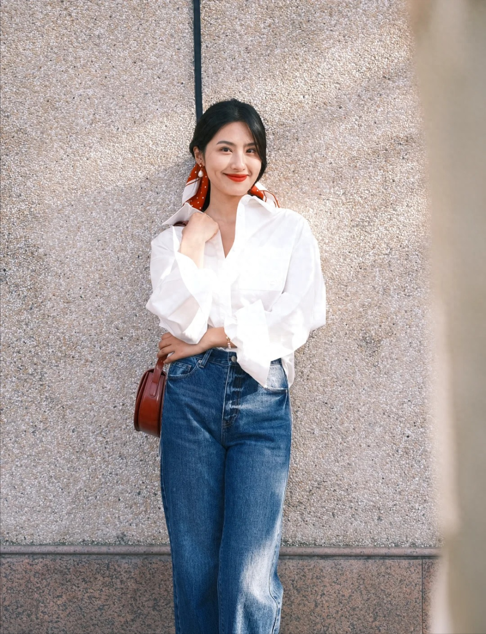 被素人的"白衬衫"穿搭惊艳!搭配裙子和长裤通勤时髦,谁穿谁美