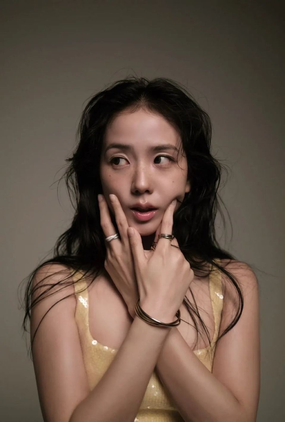 有一说一,这组低饱和度,充满莫兰迪色系风格及恰到好处画面噪点的写真