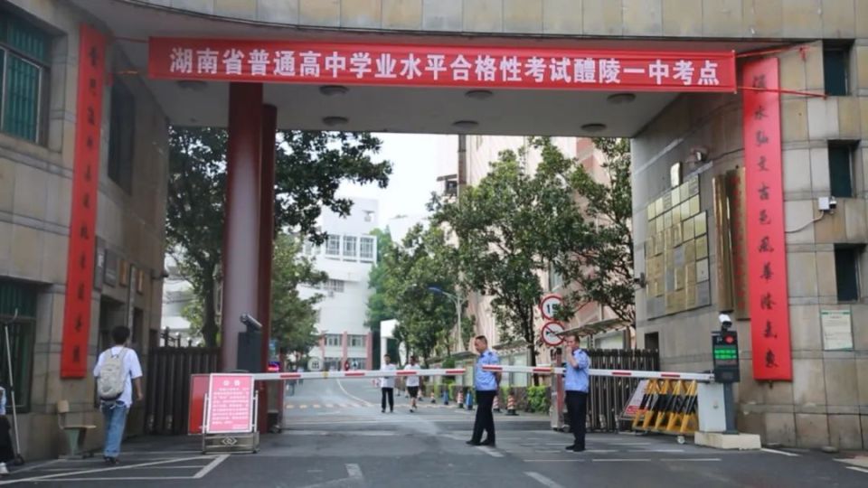 上午8点,在一中考点,一辆辆送考车有序进场.