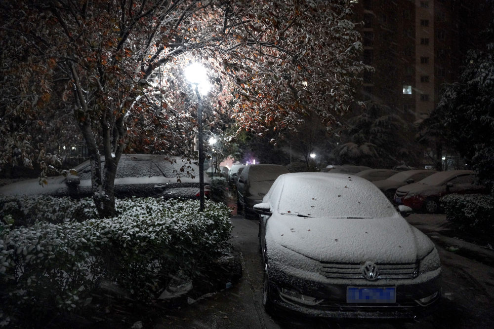 直击郑州寒潮降温——夜降大雪