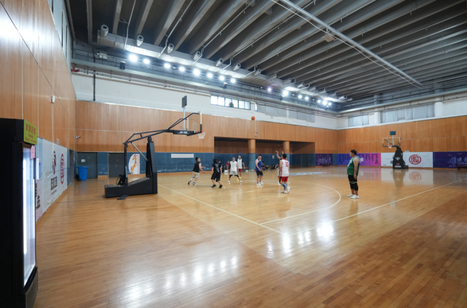 训练馆更换新篮架啦!篮球场地卡两小时仅需288元