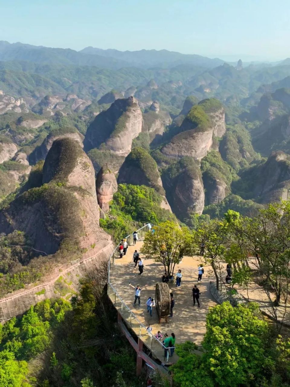 所以如果想深度体验崀山风光,从湖南方向进出,花2-3日游玩最为合适.