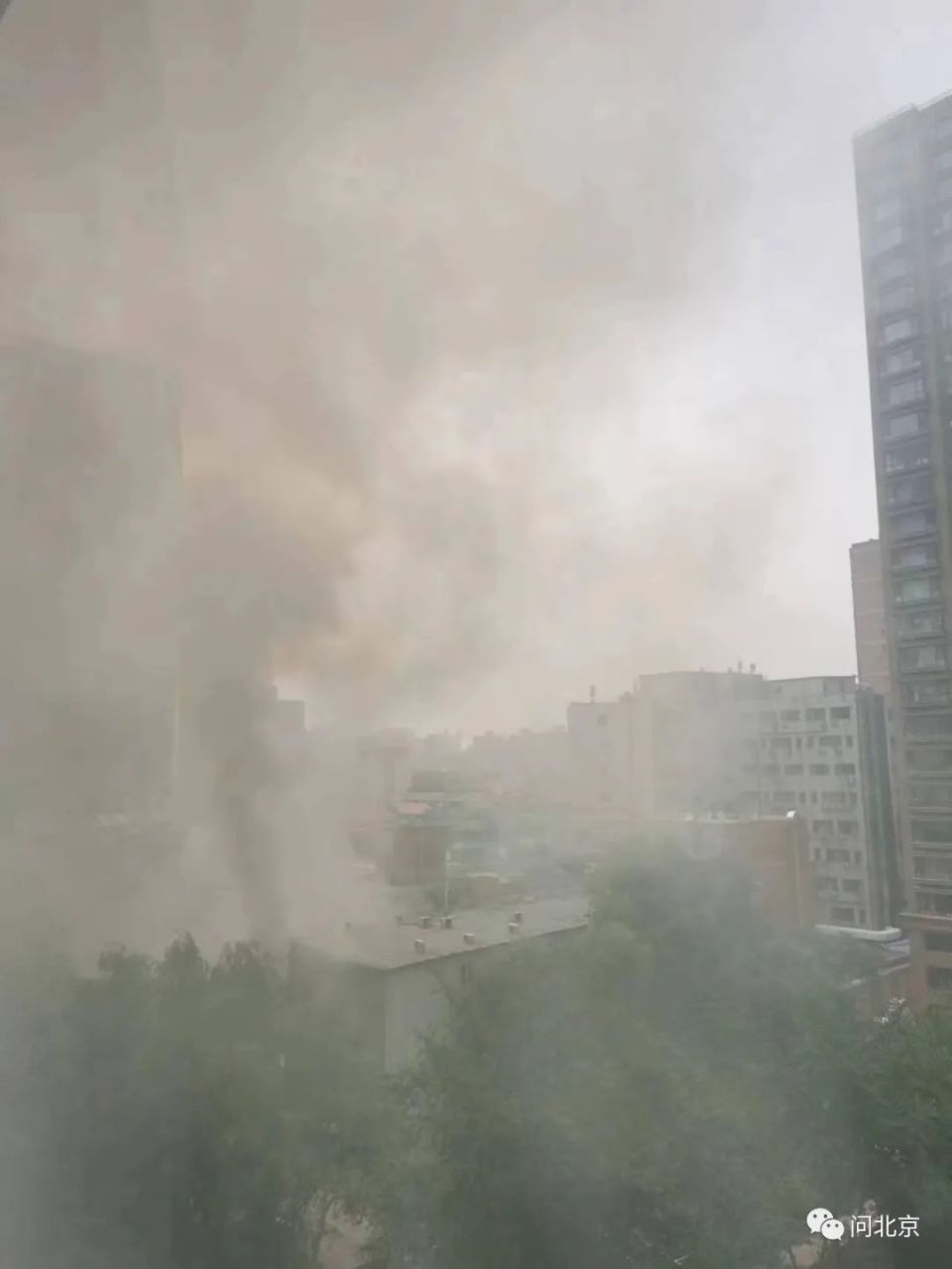 建国门附近一小吃城发生火情，现场有浓烟_腾讯新闻