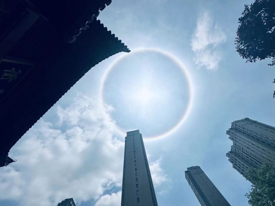"今天这个日晕,虽然是比较常见的22°晕为主,但是其