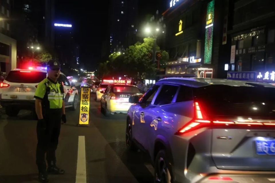 交警夜查酒驾图片高清图片