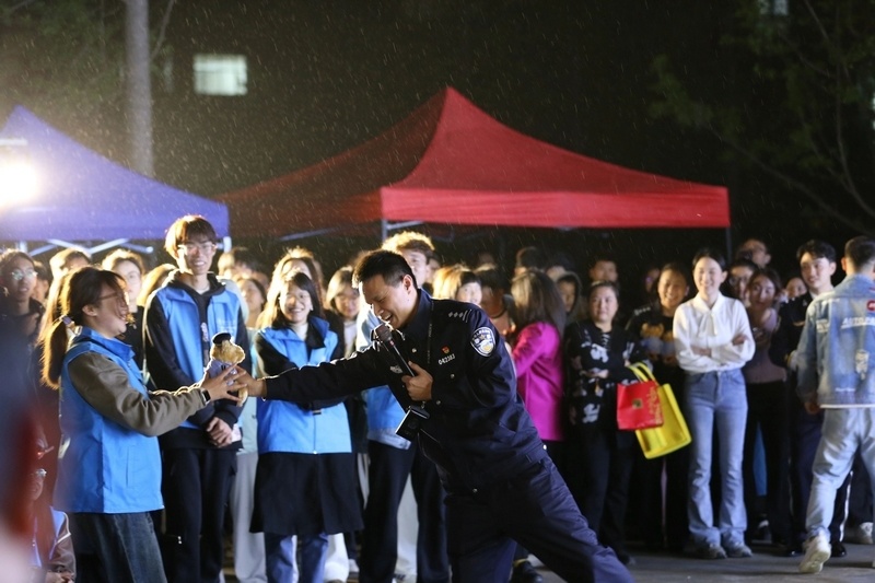 花溪公安与贵州大学联合推出"贵大无诈"反诈音乐会_腾讯新闻