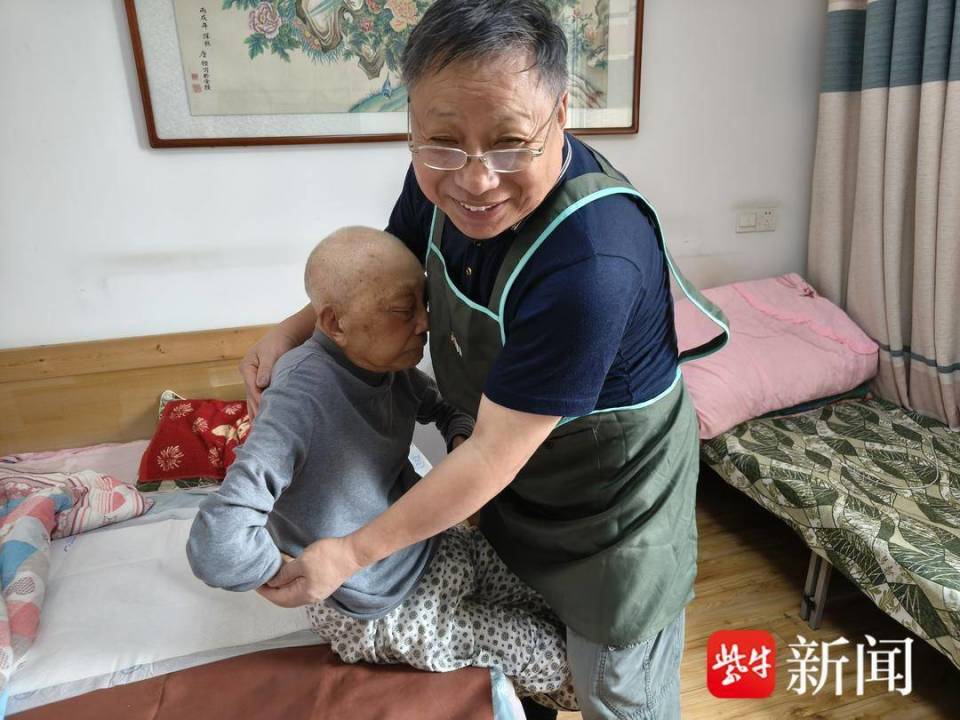 为高龄失能老人编织一张幸福网南京出现养老护理员护送上门模式