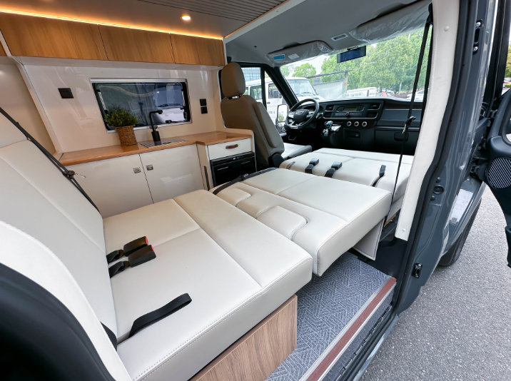 68万的露营车真实用,9月20日亮相成都房车展,停车能休息野外能做饭