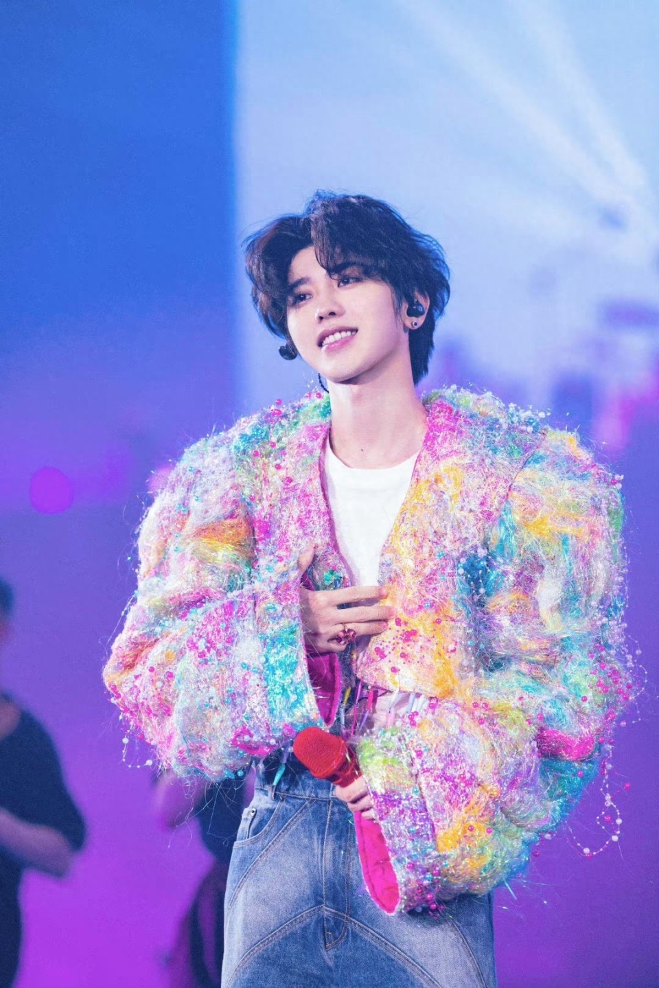 网友韩国街头偶遇蔡徐坤,头发变长身形消瘦,演唱会如期举行_腾讯新闻