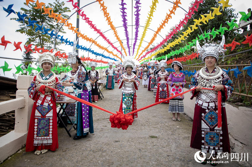 共庆苗族花山节 四川马边秀出"最炫民族风"