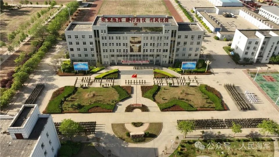 海军勤务学院举行升国旗仪式,庆祝人民海军成立75周年.
