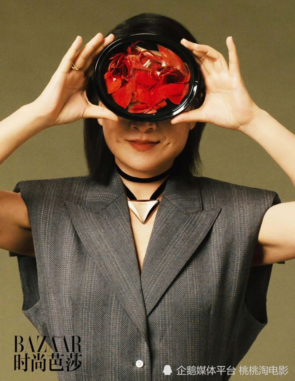 贾玲《时尚芭莎》封面大片,蜕变归来展现美丽坚韧女性力量_腾讯新闻