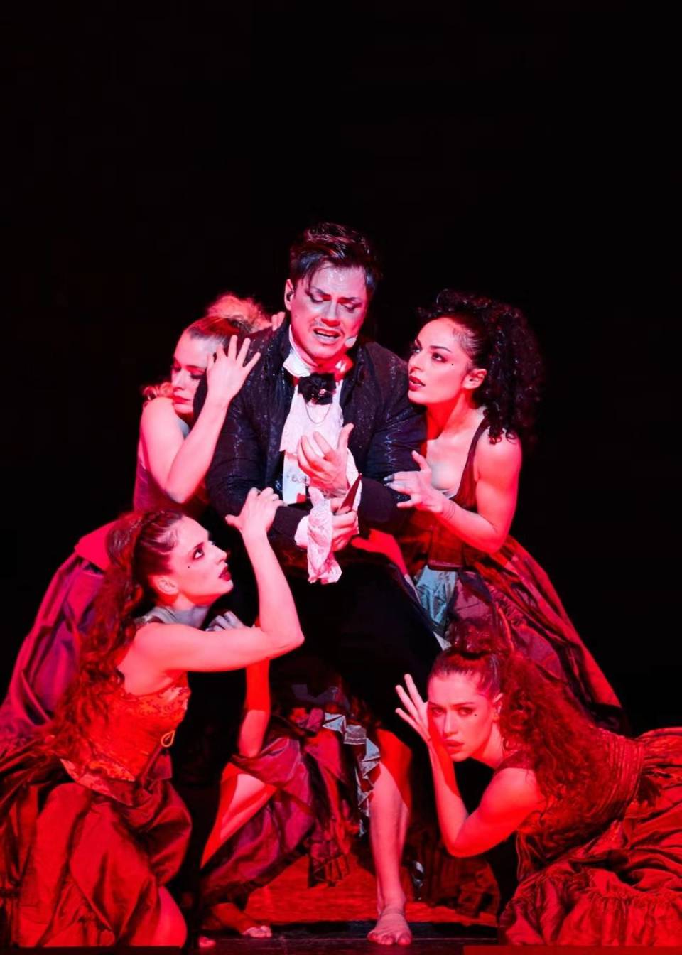 川渝地区的观众能近距离欣赏到这台充满法兰西风味的摇滚原版音乐剧