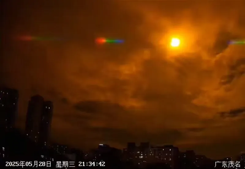 瞬间“黑夜变白天”！惊艳许多人的火流星是什么？_腾讯新闻