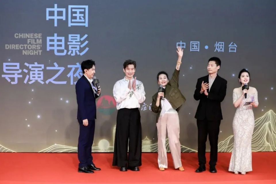「年度女演员」荣誉分别颁发给了巩俐(饰 郎平,《夺冠》,2020年),周迅
