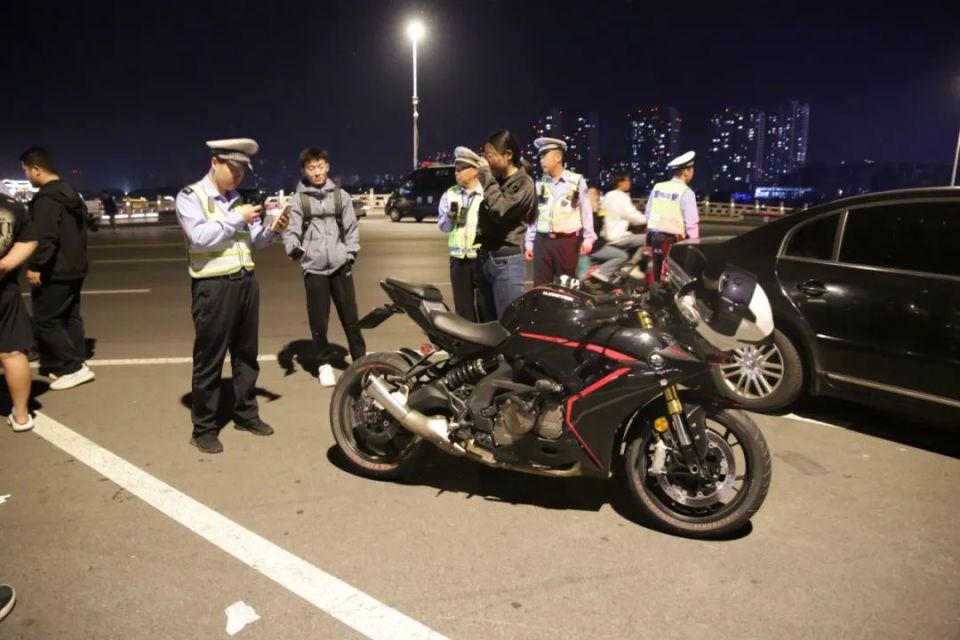 滨州交警严管严查"飙车炸街"!