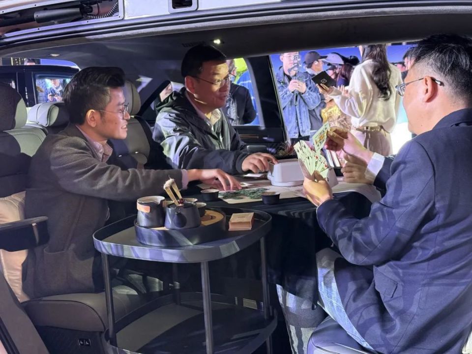 27.99 万起，极氪 MIX 完整贯彻「不造无聊电动车」_腾讯新闻
