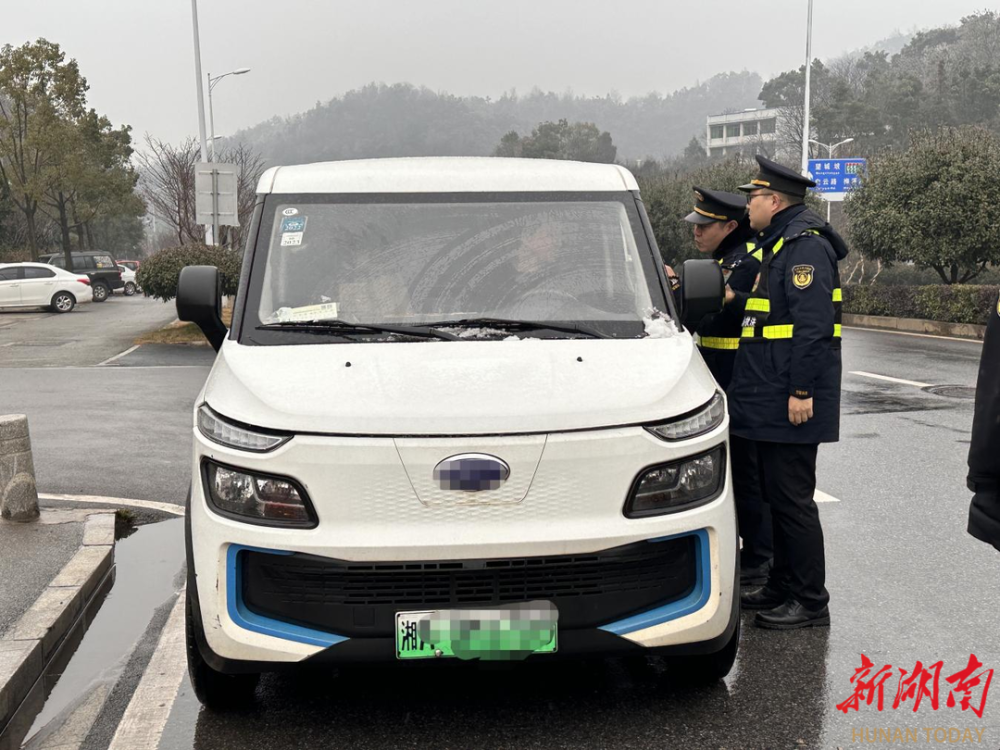 2月5日16时许,长沙市交通运输综合行政执法局岳麓大队执法人员在汽车