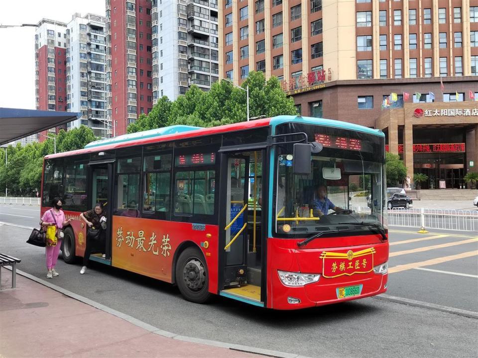 十堰郧阳开通"劳模工匠号"主题公交车