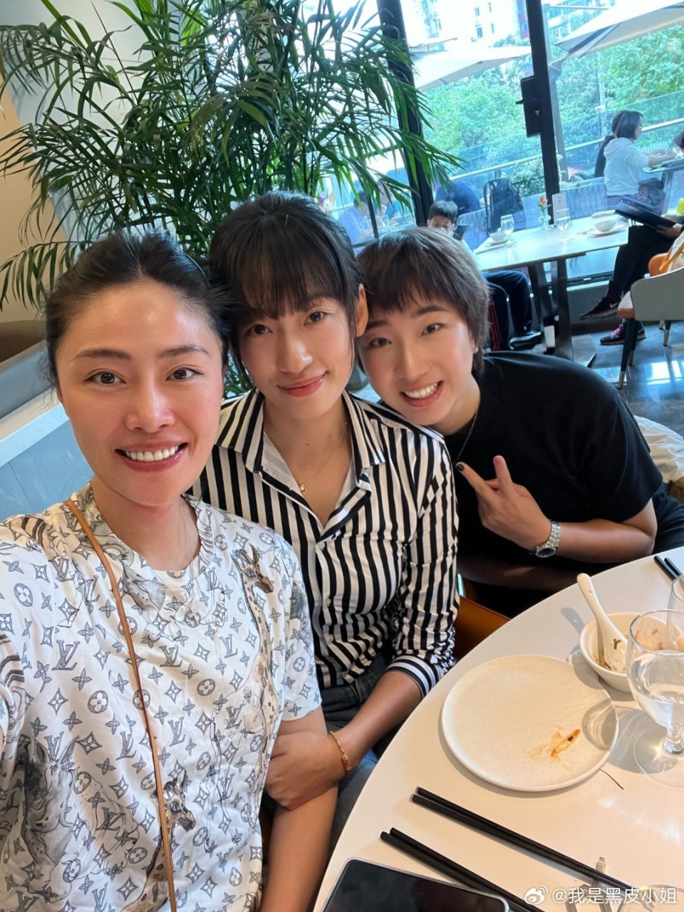 现如今定居在美国的马蕴雯,久违回到了上海,与昔日上海女排的副攻搭档