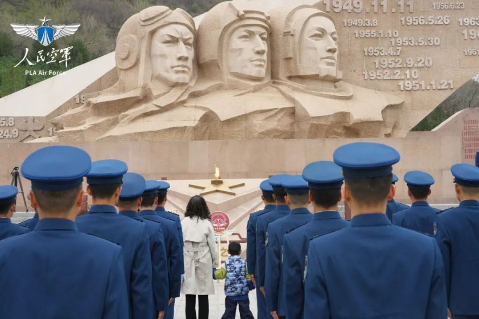 "空军红色地标巡礼"第二站:走进空军飞行人员英烈墙_腾讯新闻