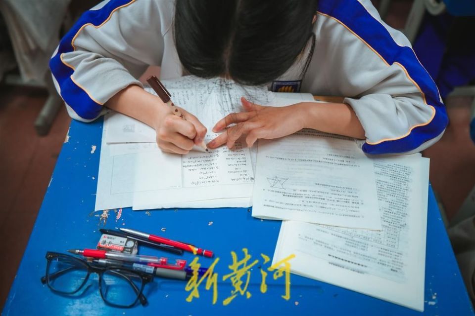 傍晚时分,山师附中教学楼内灯火通明,高三年级的学生们正值冲刺的关键