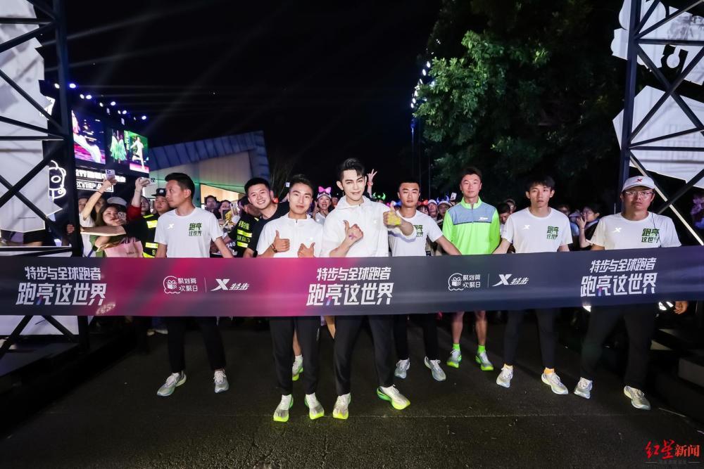 爱成都迎大运丨汪东城锦城湖领跑夜跑爱好者点亮成都的夜