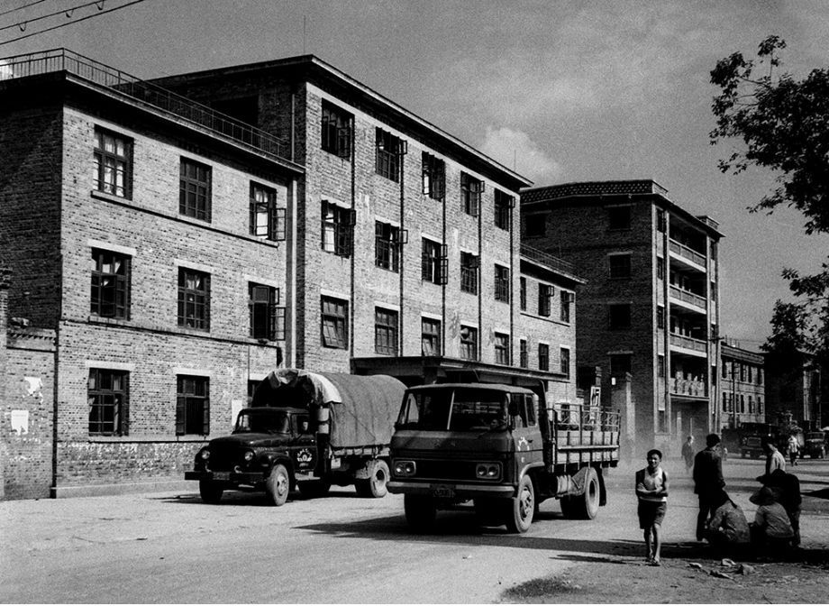 (1980年时的垫江汽车站候车厅 雷显荣/摄)(1980年时的东门田坝子 雷