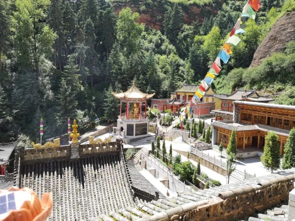 08海东市平安区三合镇/微信公众号所有寺院建筑傍山依崖,沿石阶和廊