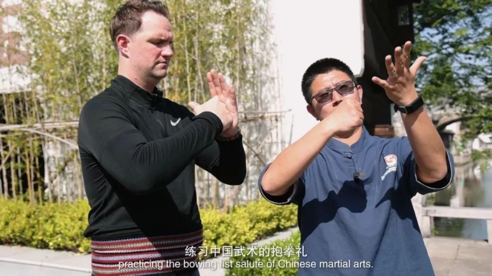 抱拳礼是一种具有深厚文化内涵的中国传统礼仪