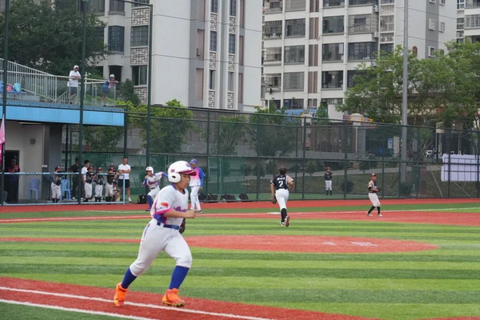 连城县第二中学队员林兴杰说:"我从三年级就开始参加棒球运动,棒球是