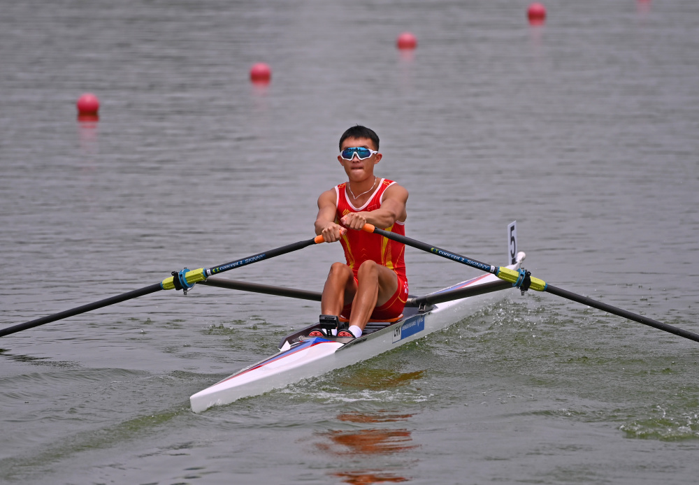 成都大运会赛艇男子轻量级单人双桨唐海棋获季军