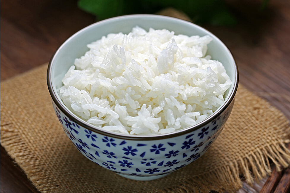 煮米饭,只用清水是外行,多加2样,米饭香软不发黏,颗颗饱满_腾讯新闻