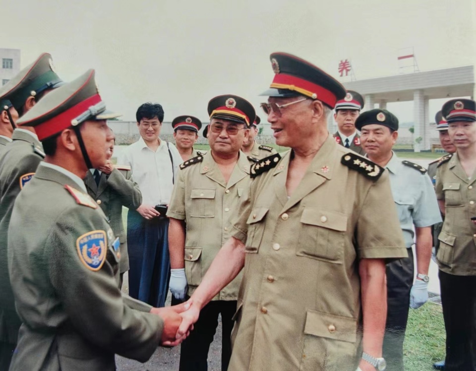 古稀老将张震走遍全军师旅以上作战部队