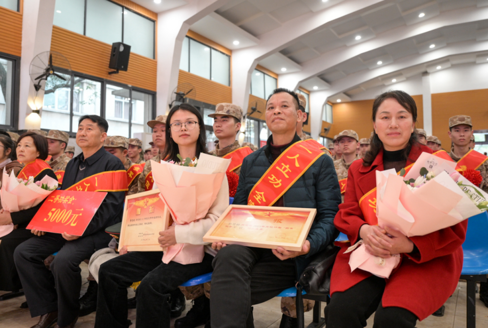 双喜新兵入伍欢送仪式暨军地联合颁发二等功喜报活动举行