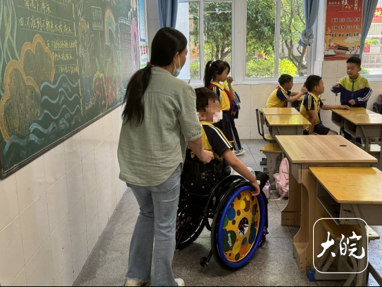 "有人劝我放弃,做妈的怎么舍得" ,池州一位母亲每日接送截瘫女儿求学