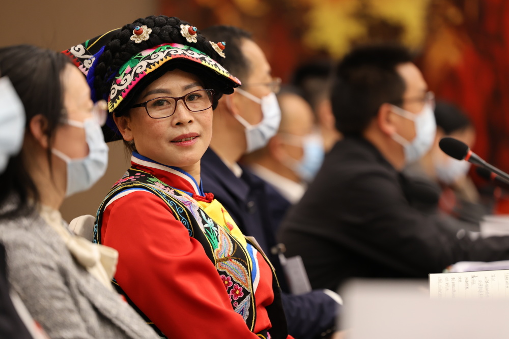 两会现场速递女代表履职三人谈