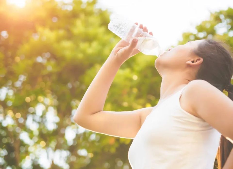 夏天喝水一个习惯,可能让"心脏"崩溃