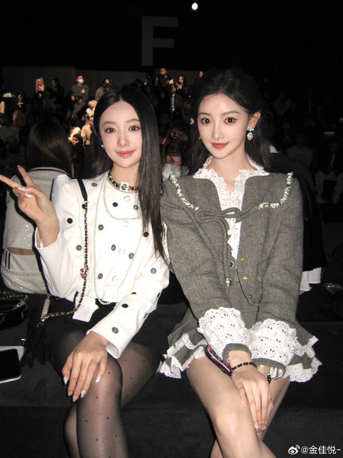 直播吧女神大赛冠军,女主播金佳悦 时装周与angelababy同框_腾讯新闻