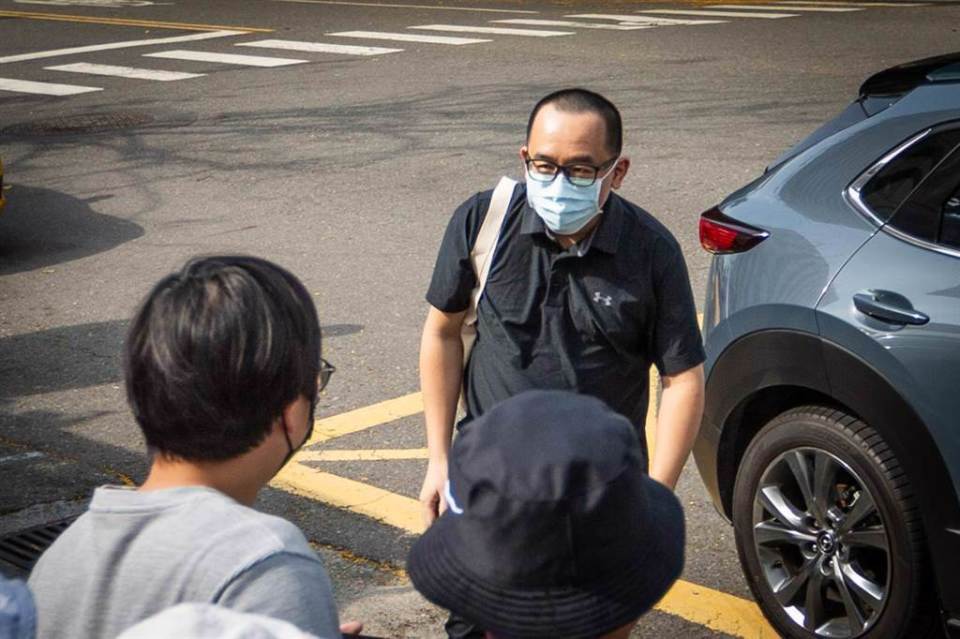 陈致中身家破亿,媒体人讽:"三级贫户之子"养出一个亿万富翁_腾讯新闻