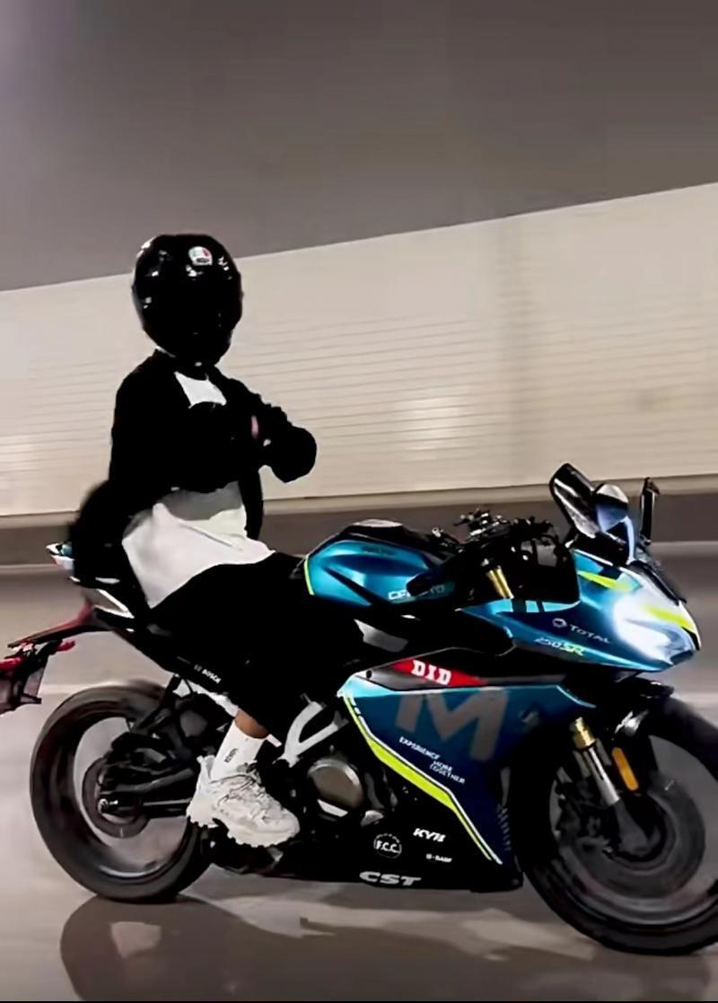 压弯带火花,双手撒把……摩托骑手拍视频网上"炫技" 专业人士:为了