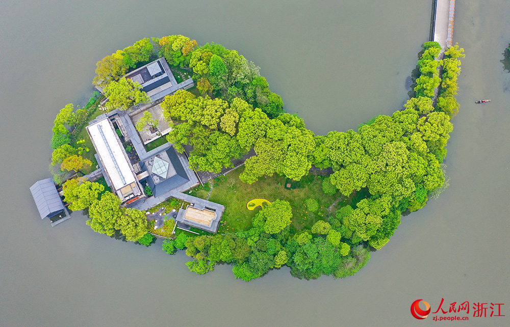 空中俯瞰位于浙江省绍兴市柯桥区柯岩街道的先锋鉴湖书店.