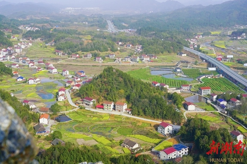 3月19日,安化县东坪镇马渡村,错落有致的民居,四通八达的村道与绿意