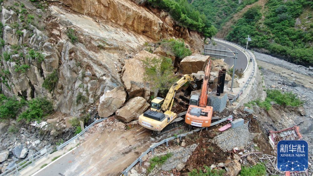 北京努力复通山区道路