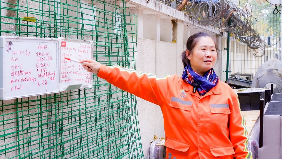 晨曦暮色中，有一个身影，二十年如一日地穿梭忙碌在街头巷尾和垃圾转运站之间。  更换高性能密封条，加装污水收集箱，他让边走边污染路面的垃圾转运车不再“跑冒滴漏”；他将传感器安装架更换为不锈钢材质，调整传感器为横向安装，不仅使传感器寿命延长一倍，而且还大幅提升灵敏度；针对压缩设备耐磨件“原厂配件价高且不耐用、两月需一换”的