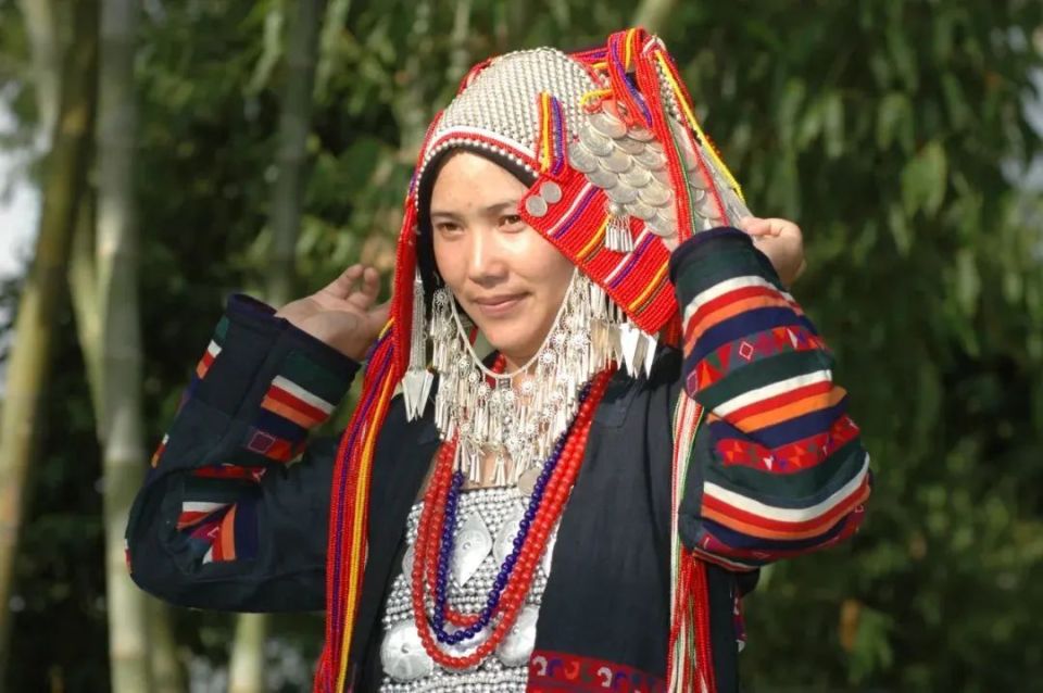 听云南 | 哈尼族服饰 丰富的民族文化载体和历史信仰的结晶_腾讯新闻