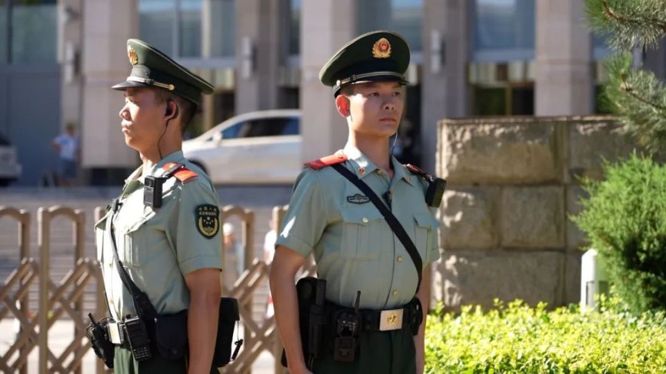 商业街区首都武警官兵顶烈日,战高温,斗酷暑无惧闷热来袭坚守执勤一线