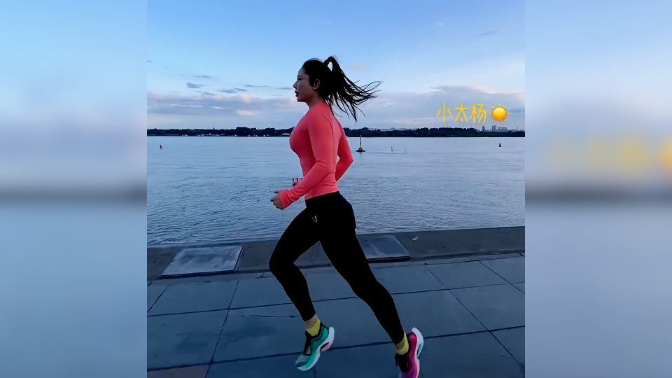 扮"飞天神女"跑马拉松的河南女孩:梦想穿56个民族服饰跑遍马拉松大