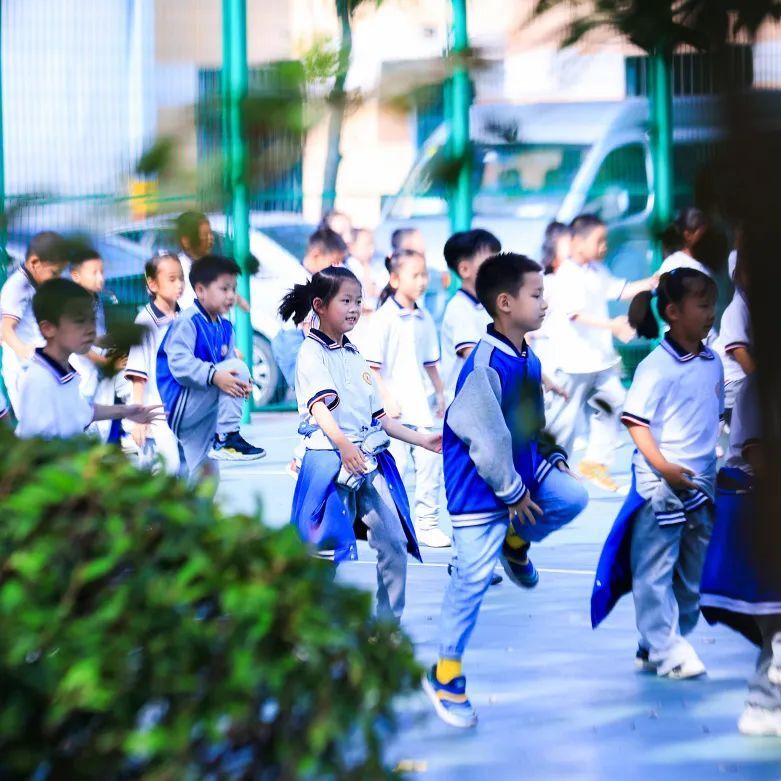 五星红旗,伴着铿锵的国歌声冉冉升起,在晨风中舒展飞扬.