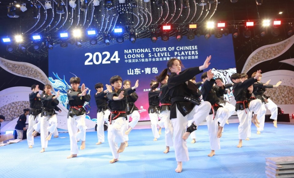 中国龙队跆拳道示范团青岛分团成立,近200名跆拳道学员向世界冠军学艺